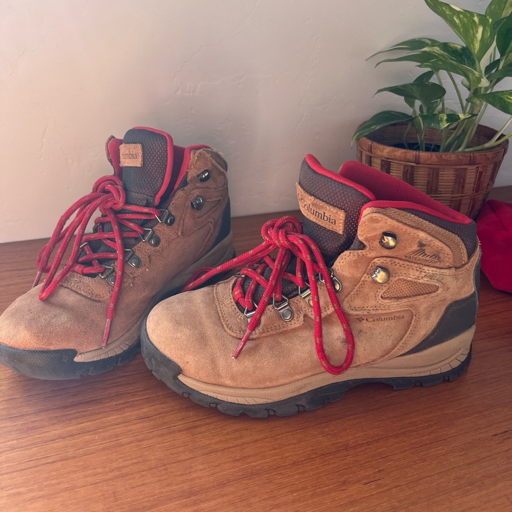 Women’s Columbia Newton Ridge Apmed Brown and Red Waterproof Hiking Boots 6.5